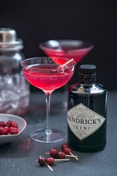 Queen Cocktail, Easy Halloween Cocktails, Blueberry Gin, Party Decorations Ideas, The Red Queen, Entertaining At Home, Coctails Recipes, Cocktails To Try, Festive Cocktails