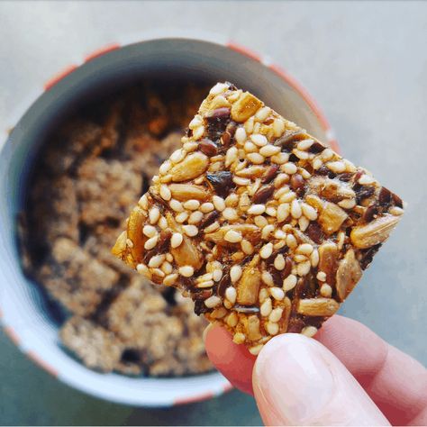 Seed Crackers recipe from Treading My Own Path | Zero Waste + Plastic-Free Living | Less waste, less stuff, real food, sustainable living, Zero waste crackers recipe, plastic-free crackers recipe, 5 seed crackers, plant-based crackers, plant-based snack ideas, simple crackers DIY. Recipe at https://treadingmyownpath.com Seed Crackers Recipe, Seed Crackers, Banting Recipes, Crackers Recipe, Plant Based Snacks, Homemade Crackers, Diy Recipe, Cracker Recipes, Free Snacks