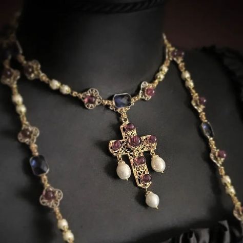 Alexander Markus Bleicher on Instagram: "•THE•GREENWICH•CHAINS• A Renaissance Style Two-rowed Necklace & Earrings inspired by the Tudor times. Gold coloured with faceted crystal pastes in sapphire-blue, ruby-red glass beads in combination with round and drop-shaped freshwater pearls.  -=--=--=--=--=--=--=--=--=- •|MASTER JAKOBUS|• -=--=--=--=--=--=--=--=--=-  #historicaljewellery #historicaljewelry #masterjakobus #renaissance #tudor #tudorfashion #handmadejewellery #handmadejewelry #madeinspain🇪🇸 #hechoamano #galiciacalidade #handcrafted #handmade #renaissancefashion #renaissancejewellery #16thcentury #16thcenturyfashion #tudorstyle #houseoftudor #elizabethan #elizabethandress #elizabethancostume #henryviii #marystuart #anneboylen #queenelizabethi #costumehistory #deutscherenaissance #re Tudor Era Aesthetic, Tudor Aesthetic, Tudor Jewelry, Elizabethan Dress, Mary Boleyn, Elizabethan Costume, 16th Century Fashion, Tudor Fashion, Period Fashion