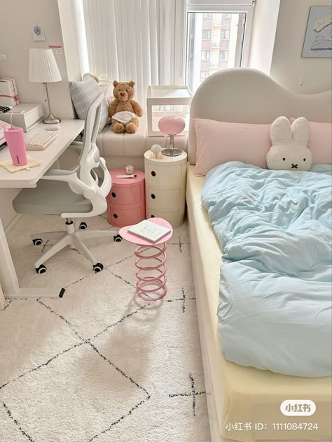 Room Inspo Desk, White Aesthetic Room, Pink White Aesthetic, Korean Bedroom, Bedroom Moody, Baddie Apartment, Apartment Bedroom Ideas, Aesthetic Items, Dekorasi Kamar Tidur