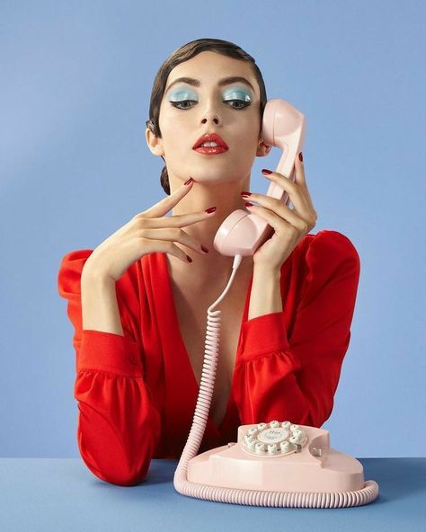 Retro Telephone Photoshoot, Vintage Telephone Photoshoot, Telephone Photoshoot Ideas, Pop Art Photoshoot, Old Phone Photoshoot, On The Phone Pose, Vintage Phone Photoshoot, On The Phone Reference, Telephone Photoshoot