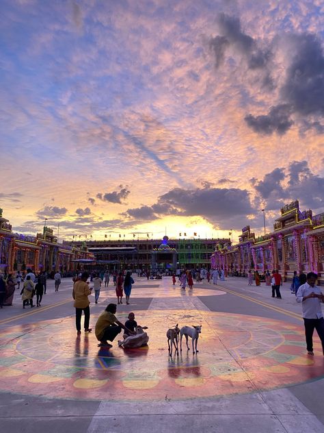 Raghavendra swami temple Golden Temple Snapchat Stories, Padmanabhaswamy Temple Photography, Shopping Snap Story, Vadakkumnathan Temple Photography, Akkalkot Swami Samarth Temple, Mantralayam Temple, Instagram White, Hanuman Pics, Apple Maps