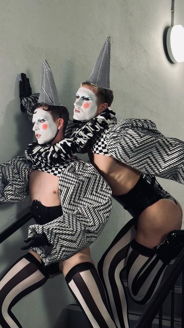 ᴄᴀɪɴ ᴛʜᴇ ᴄʟᴏᴡɴ on Instagram: "🏁 double trouble 🏁 with @ashleyreece for @outhausldn @lollipopmalta 🎨 and 🧵: @thatcainguy #dragclown #clownmakeup #makeup #dragmakeup #clubkid" Club Kids Aesthetic, Club Kid Makeup, Drag Clown, Fashion Clown, 2022 Costumes, Jester Outfit, Halloween Costume Inspiration, Circus Outfits, Fancy Braids