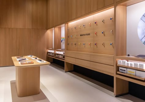 Check out the all-new Apple Tysons Corner – the first Apple Store reimagined [Gallery] - 9to5Mac Apple Studio Display, Apple Store Design Interiors, Apple Retail Store Design, Apple Store Interior, Apple Store New York, Apple Store Design, Box Ceiling, Baffle Ceiling, Apple Shop