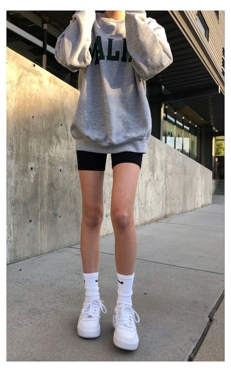 Nike Trendy, Socks Outfit, Tan Summer, Brandy Melville Outfits, Socks Nike, Mode Ulzzang, Outfit Shorts, Sock Outfits, Skandinavian Fashion