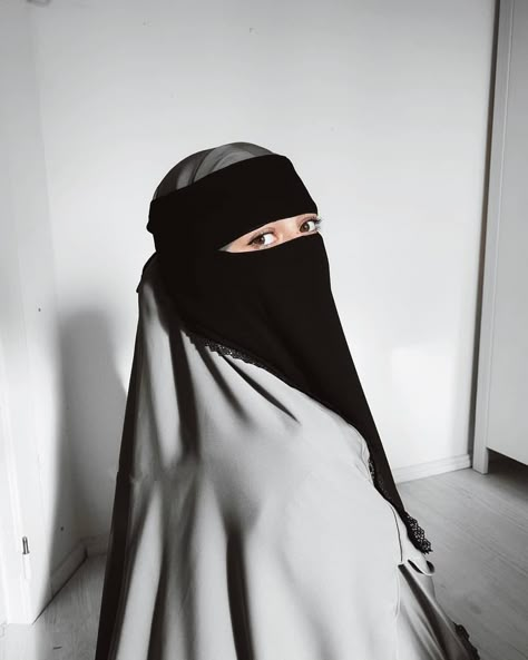 Mode Niqab, Khimar Abaya, Niqabi Girl, Hijab Hipster, Best Couple Pics For Dp, Niqab Fashion, Fashion Model Poses, Dubai Style, Hijab Style Tutorial