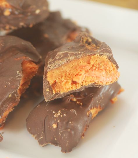 butterfingers 021 Cat Desserts, Butterfinger Recipes, Homemade Butterfingers, Candy Corn Recipe, Homemade Candy Bars, Butterfinger Candy, Candy Truffles, Candy Recipes Homemade, Christmas Candy Recipes