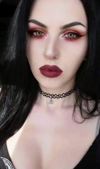 Gothic Vampire Aesthetic Makeup, Gothic Glam Makeup, Victorian Goth Makeup, Vampire Photoshoot, Outfit Ideas Halloween, Vamp Makeup, Gothic Eye Makeup, Witchy Makeup, Goth Makeup Looks