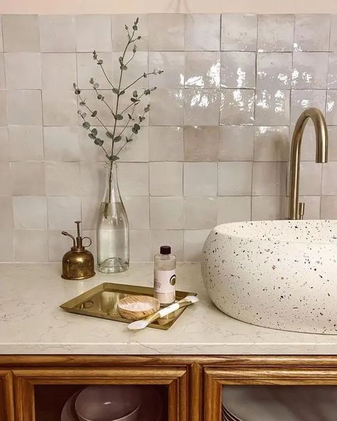 a gorgeous bathroom with a vintage feel, with neutral zellige tiles, a terrazzo sink, a white stone countertop and brass fixtures Zellige Tile Bathroom, Concrete Sink Bathroom, Airy Bathroom, Neutral Shower Curtains, Terrazzo Sink, White Kitchen Countertops, Reclaimed Wood Kitchen Island, Bold Bathroom, Reclaimed Wood Kitchen