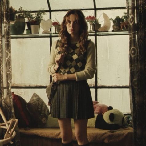 euphoria 2x02 argyle sweater pinstripe skirt inspo Lexi Howard, Euphoria Fashion, After Life, Argyle Sweater, Character Outfits, Gotham, Aesthetic Clothes, Style Icons, Sydney