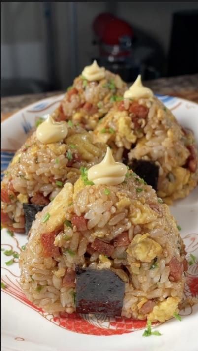 Spam And Egg Onigiri, Spam Onigiri Recipe, Onigiri Spam, Breakfast Onigiri, Spam Onigiri, Spam Rice Balls, Egg Onigiri, Rice With Spam, Dorm Recipes