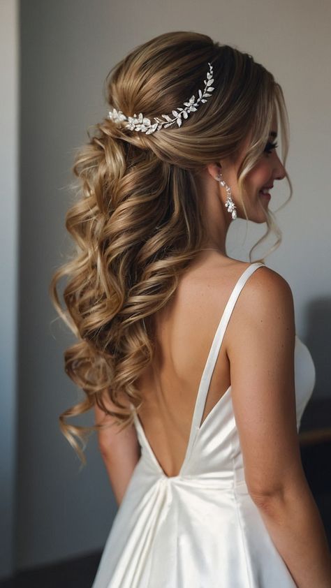 Discover stunning bridal hairstyles inspiration for all hair types and lengths Whether you have straight long short or curly hair bangs a short veil or prefer a messy crown there's a perfect style for you From easy elegant updos to medium length afro or simple braided looks find your ideal wedding hairstyle here Bridal Hair Straight, Medium Length Afro, Cute Short Bob, Straight Long Hair, Hairstyles Inspiration, Elegant Updos, Bridal Bun, Short Veil, Bridal Hair Inspiration