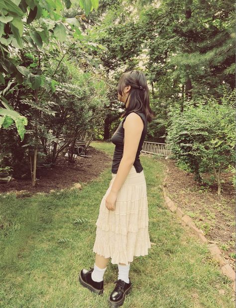 Doc Martens Long Skirt, Patterned Midi Skirt Outfit, Doc Martens Aesthetic, White Maxi Skirt Outfit, Enya Umanzor, White Skirt Outfits, Maxi Skirt Outfit, Dr Martens Outfit, Doc Martens Style