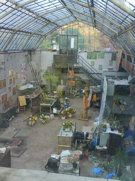 Dream Studio Art, Art Studio Design Ideas, Greenhouse Studio, Artist Studio Space, High Tunnel, Atelier Studio, Warehouse Studio, Art Atelier, Art Studio Space