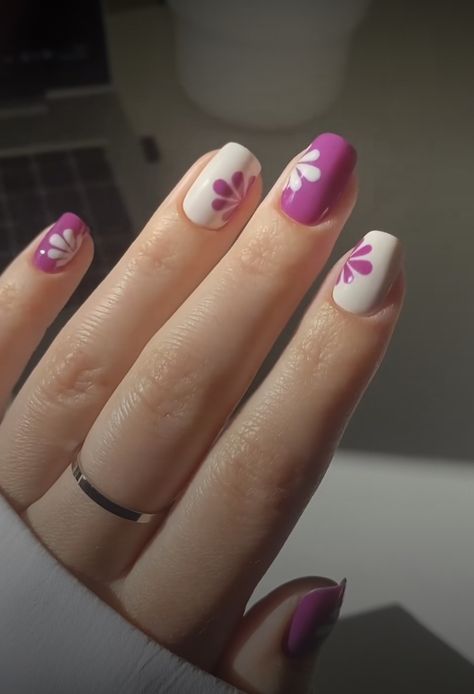 Nail Inspo For Short Nails, Cool Easy Nail Designs, Inspo For Short Nails, Short Natural Nails, Gel Nail Tutorial, Purple Gel Nails, Pink White Nails, Cute Short Nails, Beauty Hacks Nails