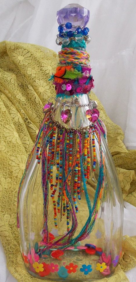 Bohemian Decor Bottle Hippie Crafts, زجاج ملون, Deco Originale, Altered Bottles, Deco Boheme, Glass Bottle Crafts, Wine Bottle Crafts, Jar Crafts, Bottles And Jars