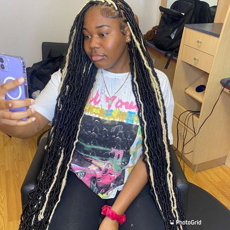 Back To School Hairstyles Soft Locs, Black And White Soft Locs, Blond And Black Soft Locs, Knotless Soft Locs With Color, Soft Locs With Color Blonde And Black, Mixed Color Soft Locs, Soft Locs Blonde And Black, Soft Locs Hairstyles With Color, Fox Locs Hairstyles With Color