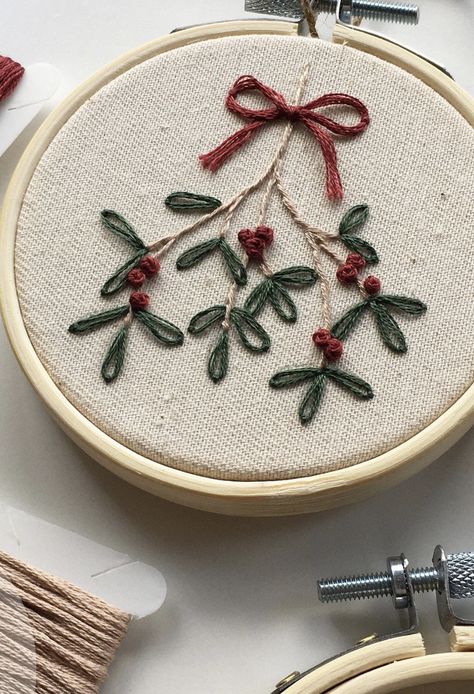 Embroidery Hoop Art Christmas, Embroidery Holiday Patterns, Christmas Crafts Embroidery, Diy Christmas Gifts Embroidery, Christmas Embroidery Stitches, Easy Holiday Embroidery, Santa Hat Embroidery, Christmas Sweater Embroidery Pattern, Easy Winter Embroidery