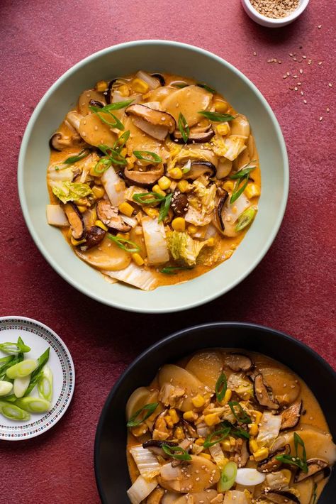 These creamy vegan tteokbokki (Korean rice cakes) in curried coconut milk sauce are an easy one-pot meal you didn’t know you needed. thenewbaguette.com Korean Rice Cake, Korean Rice, Baguette Recipe, Red Chili Sauce, Easy One Pot Meals, Savory Vegan, Vegan Soups, No Calorie Foods, Frozen Corn