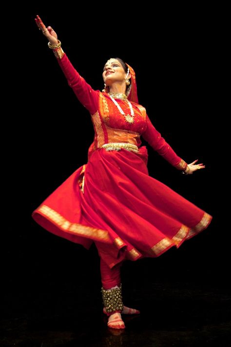 Sharmila Sharma - love her style in Kathak dances! Kathak Costume, Indian Classical Dancer, Kathak Dance, Dance Of India, Indian Classical Music, Dancer Wear, Indian Classical Dance, Dress Name, Dance Hairstyles