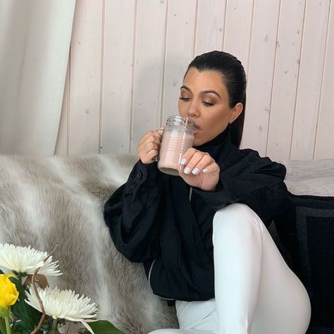 Kardashian Smoothie, Khloe Kardashian Food Diet, Kourtney Kardashian Smoothie, Kardashians Eating Salad, Kardashian Diet Plan, Sitting Photography, Kourtney Kardashian Diet, Khloe Kardashian Working Out, Kim And Khloe Kardashian