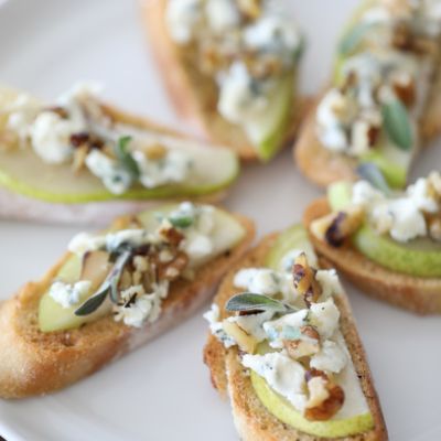 Blue Cheese Pear Honey Crostini, Pear Blue Cheese Crostini, Blue Cheese Canape, Pear And Goat Cheese Crostini, Pear Recipes Appetizer, Pear And Blue Cheese Appetizer, Pear Crostini Appetizers, Pear Goat Cheese Appetizer, Blue Cheese Bites Appetizers