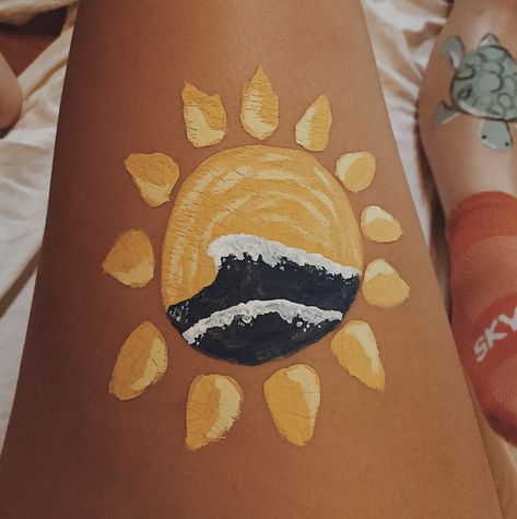 Easy Body Painting, Abstract Body Painting, Leg Painting Ideas, Thermal Body Painting, Human Body Painting, Paintings Tumblr, Borneo Tattoo, Leg Painting, Leg Art