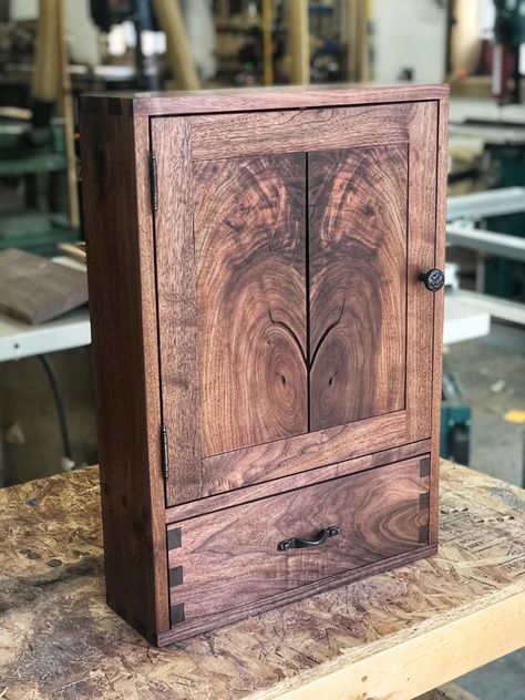 Whiskey Cabinet, Wood Tool Box, Woodworking Box, Woodworking Inspiration, Small Woodworking Projects, Wood Shop Projects, Wood Works, Diy Wood Projects Furniture, Teds Woodworking