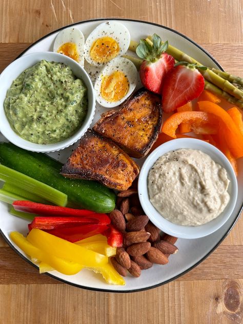 Lets Make a Snack Plate: 25 Healthy Snacks Vegetarian Snack Plate, Snacks To Go Healthy, Healthy Snack Plate Lunch, Healthy Protein Snacks On The Go, Breakfast Snack Plate, Vegan Snack Plate, Snack Plate Healthy, Snack Plate Dinner, Snack Plates For Adults