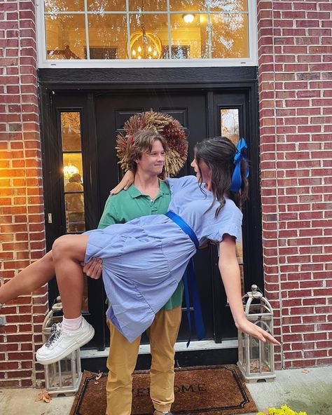 Peter Pan And Wendy Halloween Costume, Iconic Couples Costumes Movies, Peter Pan Group Costume, Peter Pan Couple Costume, Peter Pan And Wendy Costume, Costumes Of Celebrities, Wendy Peter Pan Costume, Disfraz Peter Pan, Peter Pan Halloween Costumes