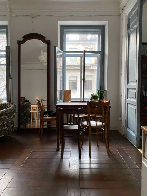 England Apartment Interior, Old Building Apartment Interior Design, Museum Apartment Aesthetic, Old Fashion Apartment, Historical Apartment Interior Design, St Petersburg Apartment, Old Apartments Aesthetic, Old European House Interior, Eastern European Apartment