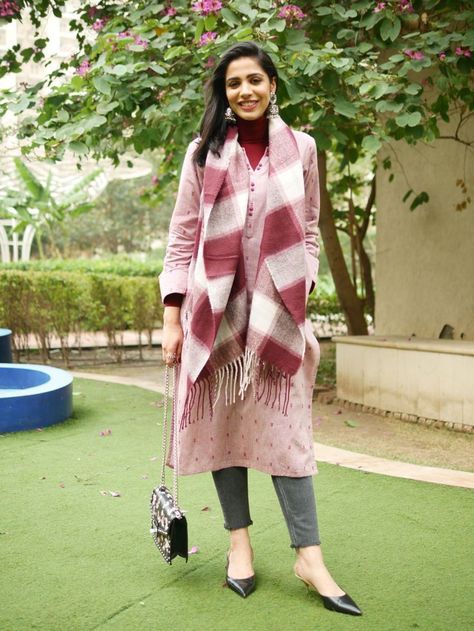 Winter Kurta Style For Women, Winter Outfits For Indian Women, Office Looks For Women Indian Winter, Winter Wear Indian Outfits, Styling Kurta In Winter, Winter Fashion Indian, How To Wear Kurti In Winter, Winter Indian Wear, Woolen Kurtis Design Winter Indian