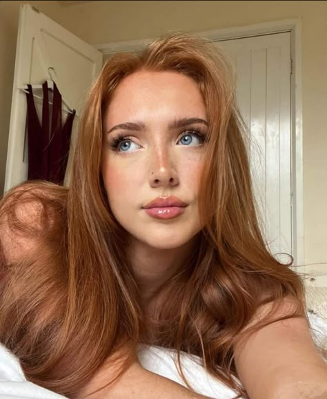 Red Brown Hair Green Eyes, Auburn Hair With Blue Eyes, Ginger Tones Hair, Soft Ginger Hair Color, Dark Auburn Hair Blue Eyes, Red Hair Face Framing Highlights, Pale Skin Ginger Hair, Ginger Hair With Low Lights, Copper Hair With Blue Eyes