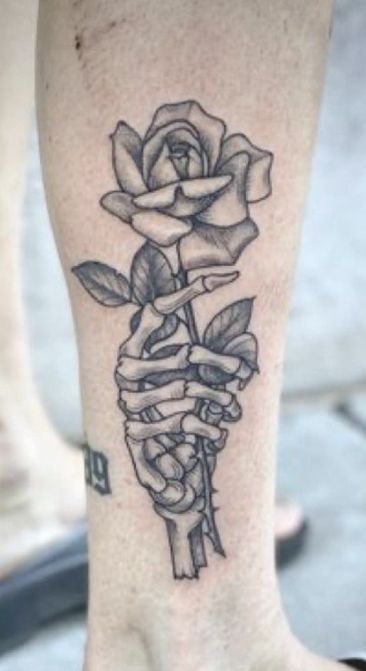 Skull Hand With Rose, Skull Hand Holding Rose, Hand Holding Rose Tattoo, Holding Rose Tattoo, Skeleton Hand Drawing, Hand With Rose, Hand Holding Rose, Hand Skull, Drawing Rose