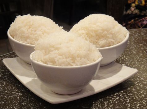 Develop a taste for cold rice to save calories. Here's how to cut the calories in your rice by more than half, according to the researchers: Add a teaspoon of coconut oil to boiling water, then add half a cup of rice. Simmer for 40 minutes or boil for 20 to 25 minutes. The cooked rice should then go into the refrigerator for 12 hours, which means you'll need to cook it ahead of time. Steam Rice Recipe, Soaked Rice, Rice Diet, Healthy Abs, Vegetarian Gravy, Boiled Rice, Plain Rice, Ab Diet, How To Make Cauliflower