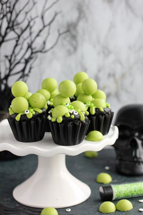 Witch's Cauldron Cupcakes - Baking with Blondie Cauldron Cupcakes, Dark Chocolate Cake Recipes, Baking With Blondie, Cauldron Cake, Witch's Cauldron, Wilton Candy Melts, Green Cupcakes, Cupcake Decor, Fall Foods