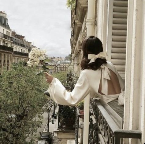 Results for quiz Which academia aesthetic are you? A Woman, Paris, Flowers