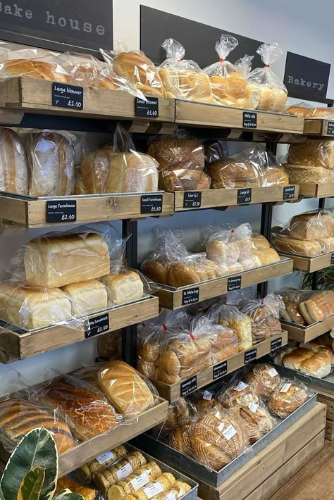 Mini Bakery Shop Design Interior, Bakery Kitchen Aesthetic, Bread Shop Interior, Bread Display Ideas, Small Bakery Interior, Farm Store Design, Bakery Store Design, Crate Shelving, Crate Display