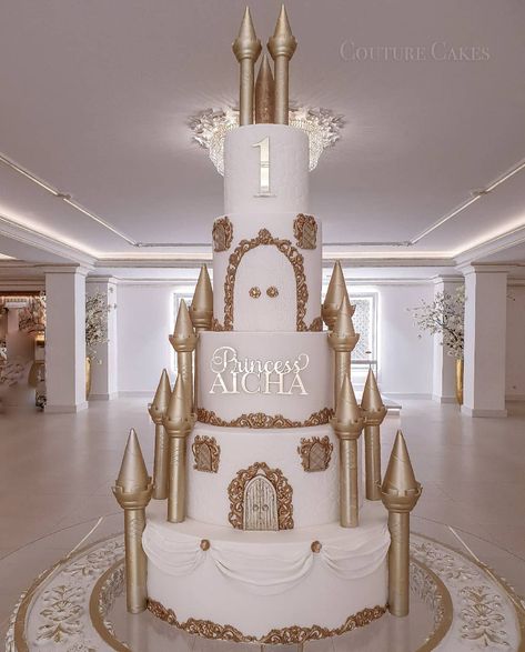 Once upon a dream...👸🏻🏰 @hetpaleisnl #castlecake #princesscake #teamcouturecakes Disney Castle Cake, Castle Cakes, 15 Cake, Cinderella Wedding Theme, Quince Cake, Big Wedding Cakes, Once Upon A Dream, Disney Inspired Wedding, Cake Wrecks