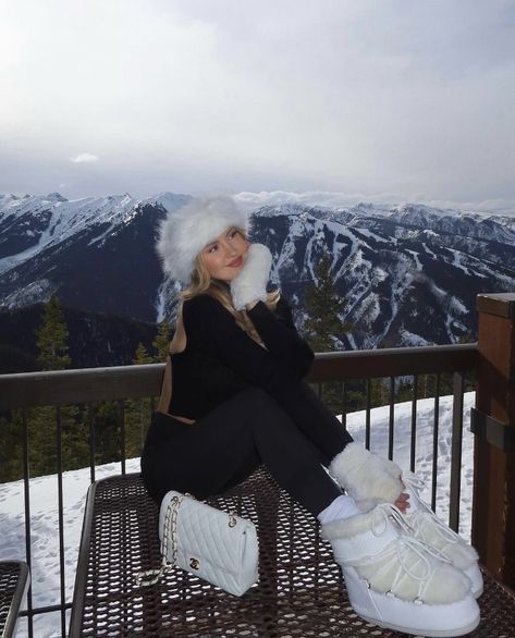 Winter Outfits Mountain Snow, Ski Lodge Instagram Pictures, Winter Poses Ideas, Igloo Fest Outfit, Colorado Christmas Outfit, Snow City Outfit, Aspen Snow Outfit, Snow Fit Pics, Ski Trip Outfit Aesthetic