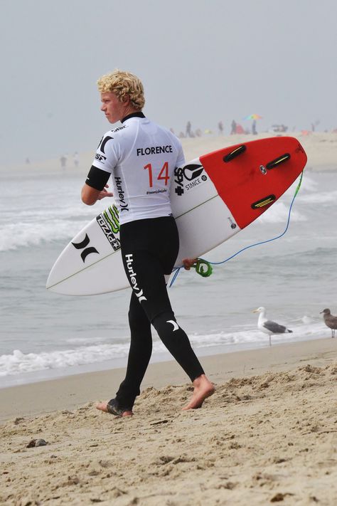 Man Surfing, Surf Instructor Aesthetic, People Surfing, John John Florence Surfing, John John Florence, Surfer Sitting On Board, Pro Surfers, Wetsuit Men, Surf Poster