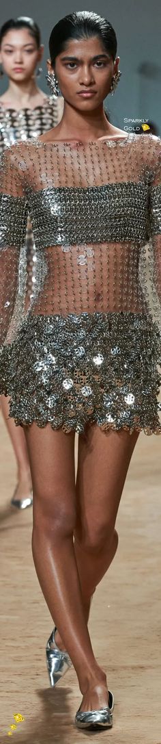 #PacoRabanne #Fall2023 #Runway #SparklyGold #HauteCouture #Fashion Elegant Capsule Wardrobe, Old Money Summer Outfits, Aesthetic Essentials, Old Money Summer, Avant Garde Dresses, Paris And London, Look Rich, Classy Summer Outfits, Combination Fashion