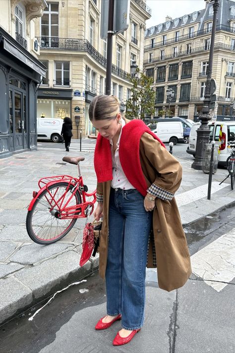 @elodieromy is wearing the iconic Sézane Clyde trench with the Amiel crew neck red knit sweater. She styles her Sézane pieces with jeands and red flats. Red And Camel Outfit, Red Flats Outfit, Trench Coat Outfit Fall, Trench Coat Outfit Ideas, Fall Aesthetic Outfits, Fall Trench Coat, Fall Coat Outfit, Trenchcoat Outfit, Coat Outfit Ideas