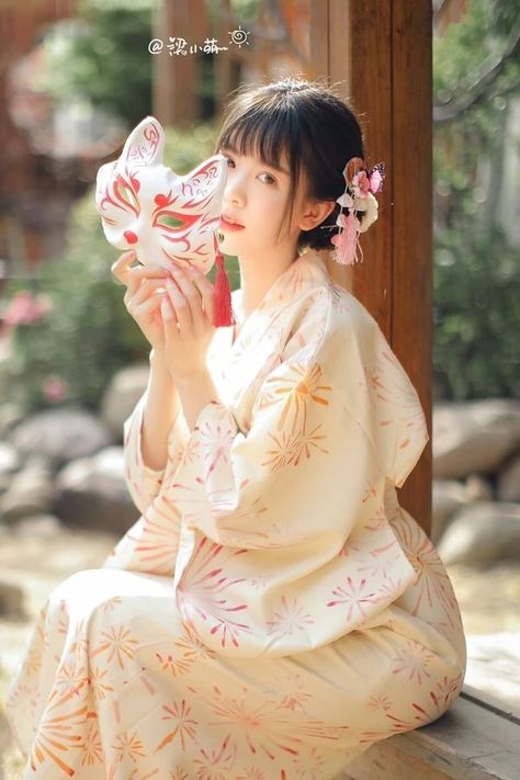 Yukata Women, Japan Photoshoot, Japanese Yukata, Trik Fotografi, Japanese Outfits, Portrait Poses, Cute Poses, Japanese Kimono, Japanese Women