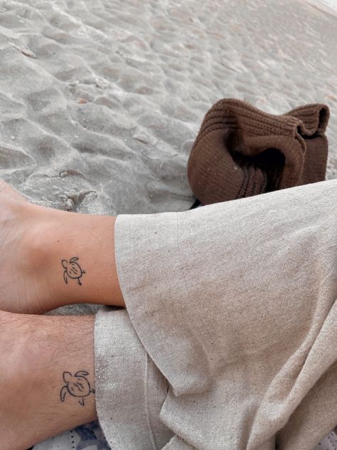 Matching Ocean Tattoos Couples, Couple Turtle Tattoos, Hawaii Couple Tattoos, Matching Beach Tattoos Couples, Small Turtle Tattoo Minimalist, Matching Tattoos Beach Theme, Tropical Matching Tattoos, Matching Turtle Tattoos Best Friends, Matching Turtle Tattoos Couples