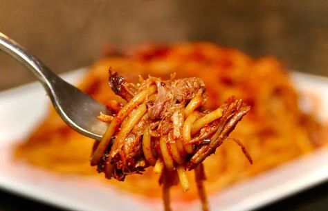 Bbq Spaghetti, Barbecue Pizza, Bbq Pulled Pork Recipe, Pork Seasoning, Italian Tomato Sauce, Barbecue Restaurant, Barbecue Pork, Pulled Pork Recipes, Potluck Dishes