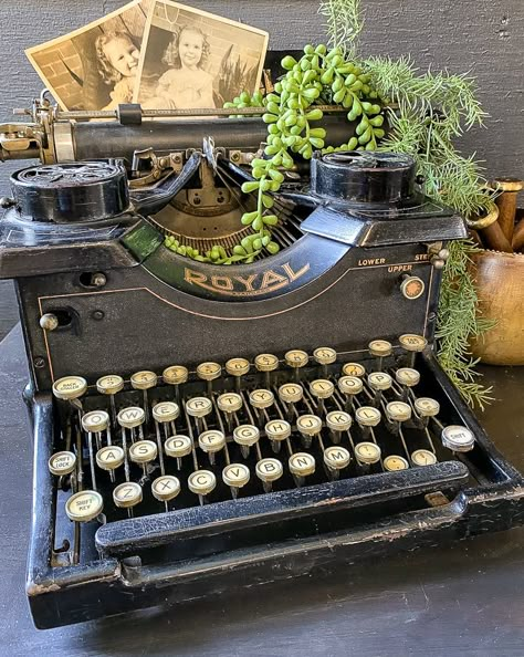 Vintage Booth Display, Home Decor Ideas Bedroom, Antique Booth Displays, Antique Booth Ideas, Home Decor Wallpaper, Vintage Vignettes, Decor Ideas Bedroom, Home Decor Minimalist, Antique Typewriter