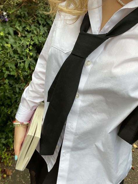 White Shirt And Tie Aesthetic, Lose Tie Outfit, Necktie Outfit Aesthetic, Shirt And Tie Aesthetic, Girl Wearing Tie, Loose Tie Outfit, Tie Outfit For Women, Tie Women Outfit, Necktie Outfits For Women