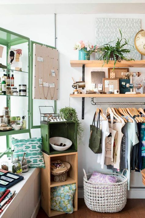 Transition from window to corner to wall shelving Small Boutique Interior Design Ideas, Small Boutique Ideas, Small Boutique Interior Design, Small Boutique Interior, Display Visual Merchandising, Design Café, Store Design Boutique, Clothes Hanging, Boutique Display