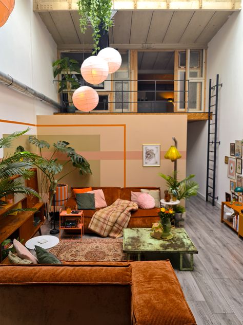 Industrial Loft Appartment with warm colors, 70s vintage vibe and lots of plants. Interior design & styling. Moodboard Small Apartment, Modern Apartment Decor Colorful, Small 70s Apartment, Interior Design Shots, Bright Loft Apartment, Colourful Loft Apartment, Loft Apartment Colorful, Modern Artsy Apartment, Eclectic Scandinavian Interior